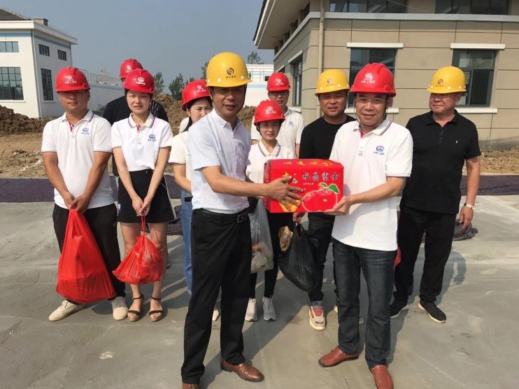 潁上首創(chuàng)水務(wù)公司總經(jīng)理林猛到潁上縣城市地表水廠項(xiàng)目慰問(wèn)項(xiàng)目員工