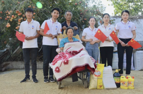 潁上縣城市地表水廠項(xiàng)目部到駐地村莊開(kāi)展扶貧幫困活動(dòng)